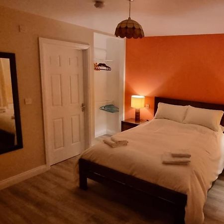 Spacious Curragh 2-Bed Apartment With Own Entrance Brownstown エクステリア 写真