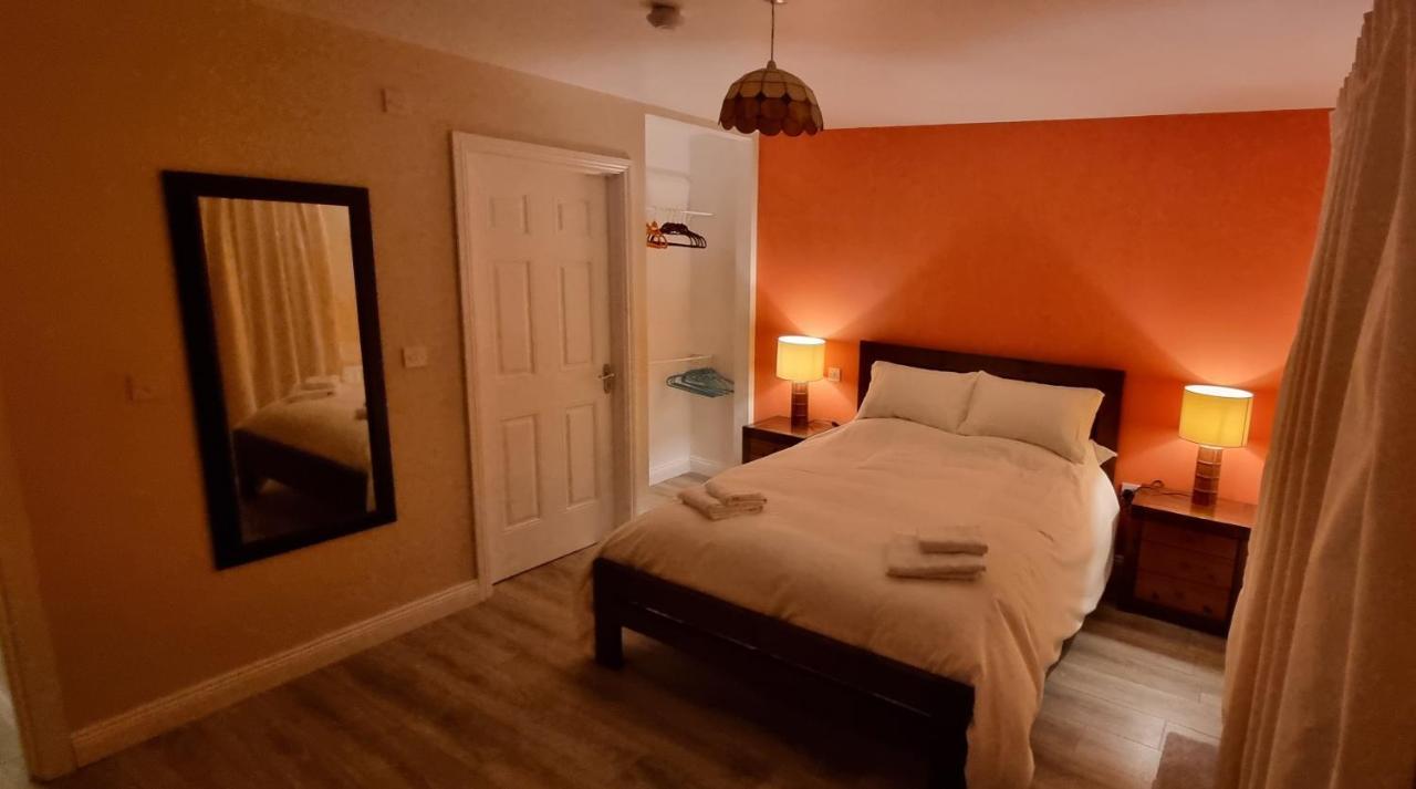 Spacious Curragh 2-Bed Apartment With Own Entrance Brownstown エクステリア 写真