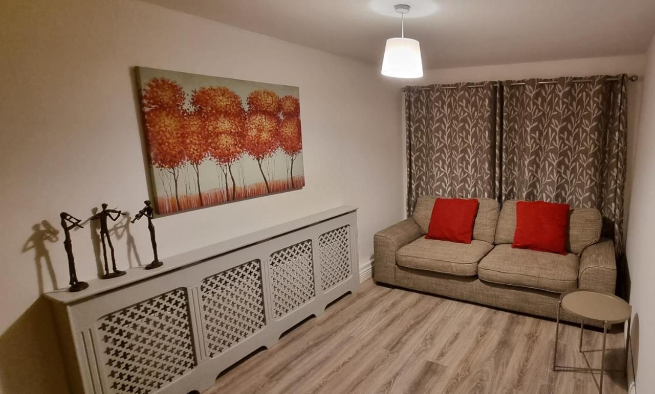 Spacious Curragh 2-Bed Apartment With Own Entrance Brownstown エクステリア 写真