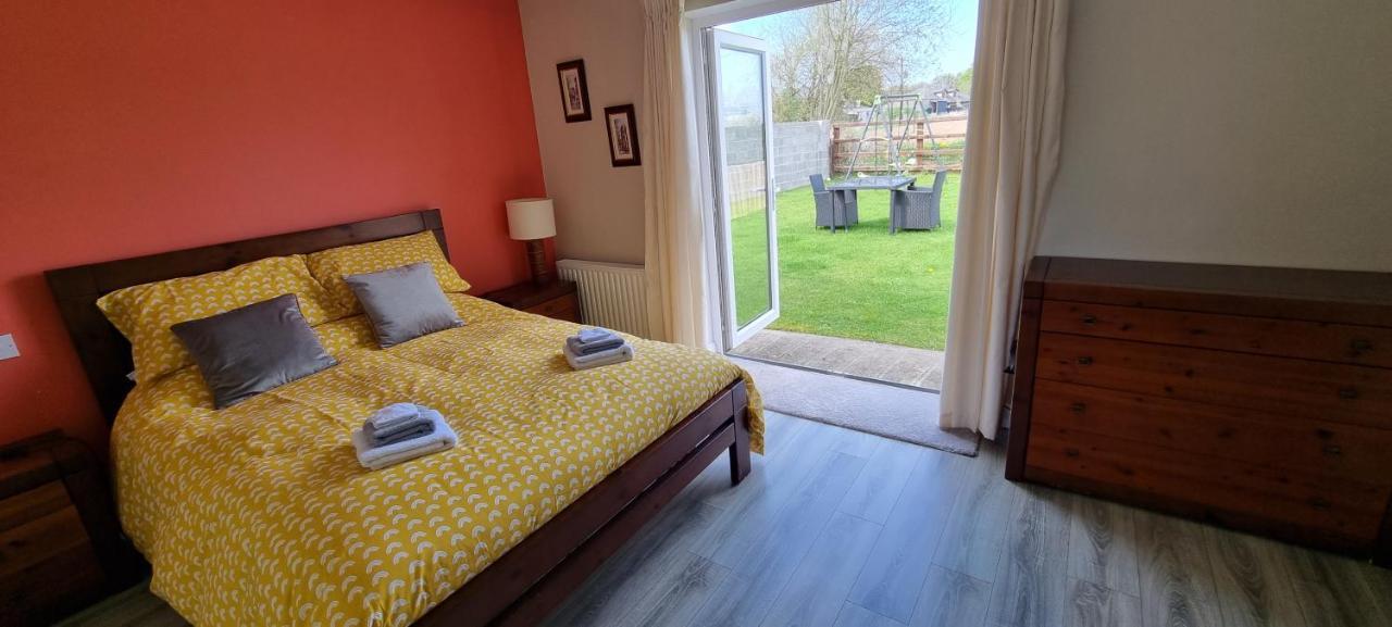 Spacious Curragh 2-Bed Apartment With Own Entrance Brownstown エクステリア 写真