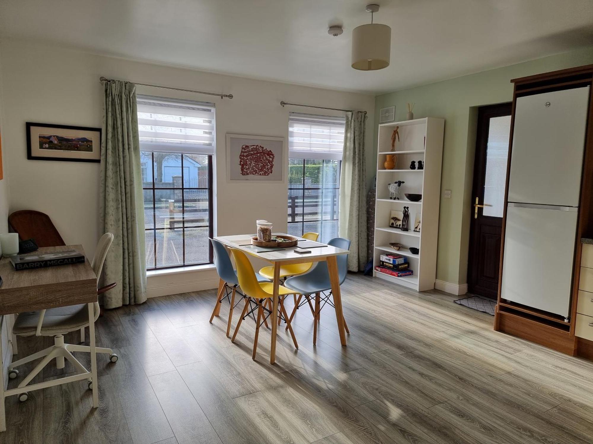 Spacious Curragh 2-Bed Apartment With Own Entrance Brownstown エクステリア 写真